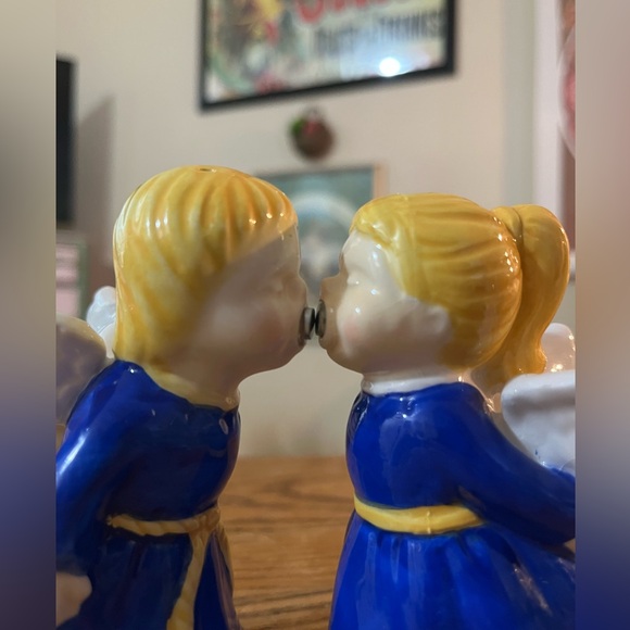 Vintage 80’s KISSING ANGELS Magnetic Salt & Pepper Shakers - Porcelain - Picture 2 of 10